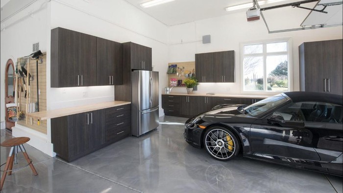 Garasi Mobil dan Dapur.