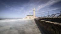 Masjid ini tidak hanya memiliki ukuran yang besar, tetapi juga menampilkan keindahan pemandangan Samudra Atlantik yang menakjubkan dari kaca besar bangunannya.