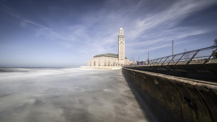 Masjid Hassan II menampilkan keindahan pemandangan Samudera Atlantik yang menakjubkan di Kota Casablanca, Maroko.
