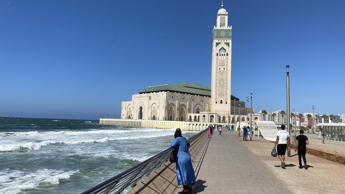 Masjid Hassan II menampilkan keindahan pemandangan Samudera Atlantik yang menakjubkan di Kota Casablanca, Maroko.