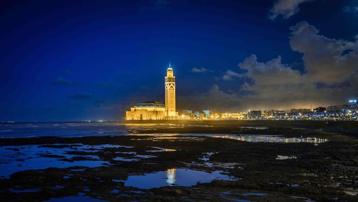 Indahnya Masjid Hassan II di Tepi Samudera Atlantik Masjid Hassan II menampilkan keindahan pemandangan Samudera Atlantik yang menakjubkan di Kota Casablanca, Maroko.