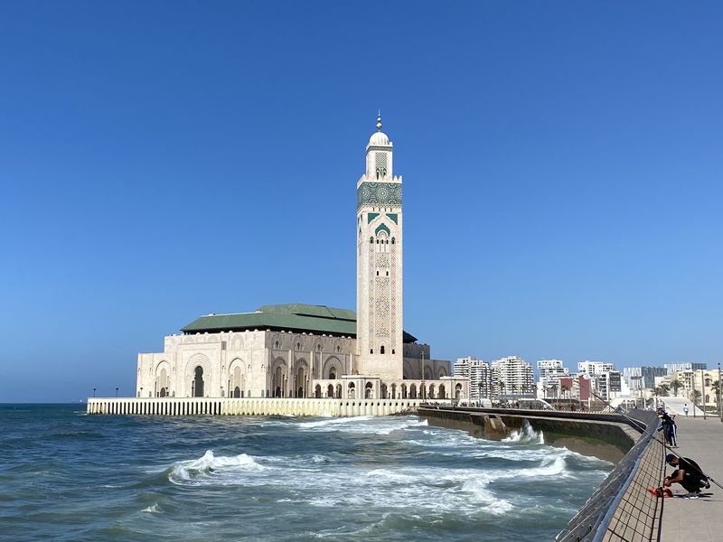 Indahnya Masjid Hassan II di Tepi Samudera Atlantik Masjid Hassan II menampilkan keindahan pemandangan Samudera Atlantik yang menakjubkan di Kota Casablanca, Maroko.