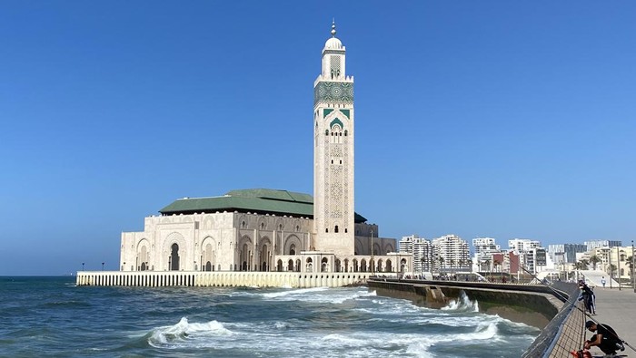 Masjid Hassan II menampilkan keindahan pemandangan Samudera Atlantik yang menakjubkan di Kota Casablanca, Maroko.