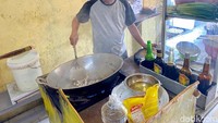 Menurut salah satu karyawan Nasi Goreng Guan Tjo bernama Jajat, ia menceritakan bahwa dulunya sang pemilik,  Lo Kan Tjiong, berjualan di pasar tradisional hanya menggunakan gerobak. Foto: detikFood