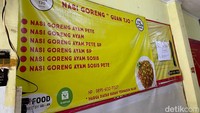 Nasi Goreng Guan Tjo uniknya tidak pernah berjualan sendirian, melainkan Lo Kan Tjiong berteman baik dengan Lo Kan Wat yang berdagang bubur kacang ijo serta Pak Oo yang terkenal dengan sate sumsum sapinya. Foto: detikFood