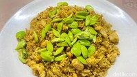 Ciri khas nasi goreng Guan Tjo terletak di pete (petai) goreng. Petainya digoreng dulu sampai garing baru di atas nasi goreng ditaburkan petainya. Foto: detikFood
