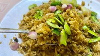 Rasa gurih dari ebi dan tumisan bumbu yang pas membuat nasi goreng Guan Tjo ini menjadi spesial meski bahan-bahannya sederhana. Foto: detikFood