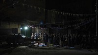Kisah pilu terlihat saat warga Gaza menggelar salat Tarawih pertama Ramadan tahun ini di sekitar reruntuhan masjid Farouk, Rafah, Gaza Selatan. Masjid tersebut merupakan salah satu masjid yang hancur akibat serangan Israel. AP Photo