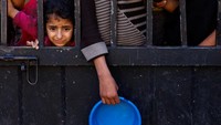 Dalam kondisi seperti itu, warga Gaza menghadapi bulan suci Ramadan di mana mereka akan menahan diri dari makan dan minum dari fajar hingga senja selama sebulan lamanya. Situasi serupa telah mereka jalani selama perang berkecamuk sejak Oktober tahun lalu, atau selama lima bulan terakhir. Reuters