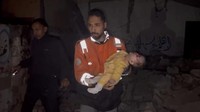 Dilansir AFP, banyak warga Gaza yang terus mencari korban selamat dan jenazah di antara puing-puing rumah yang hancur saat Ramadan telah tiba. Reuters