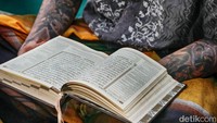 Salah seorang santri ini jesal sekali tampak mengalami gangguan pada kakinya. Selama bulan Ramadan, kegiatan seperti tadarus, zikir, dan kultum diperbanyak untuk para santri mantan pecandu narkoba.
