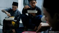 Pendekatan agama memang ditekankan kepada santri. Dari yang semula terjerumus dunia kelam narkotika, kini hari-hari mereka diisi dengan ajaran cara berwudhu, salat, dan mengaji. Seseorang yang jadi pecandu narkoba, orang dengan gangguan jiwa (ODGJ), dan nakal itu karena awalnya iman kepada Allah SWT tipis. Untuk itu, pendekatan sipritual diberikan supaya santrinya kembali kepada jalan Allah.
