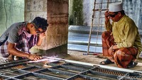 Pasien dengan penderita berat dan sedang ditempatkan di ruangan khusus dengan pintu besi dan gembok, dengan tujuan supaya mereka tidak kabur selama masa pemulihan. Meski demikia, tak ada alat pasung bagi santri dengan gangguan jiwa.
