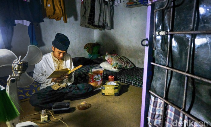 Jalan Spiritual Lepas dari Jerat Narkoba Lantunan zikir bersahutan di Pondok Pesantren Hikmah Syahadah, Tangerang. Pujian kepada Allah SWT ini dilantunkan oleh para santri mantan pecandu narkoba.