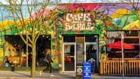 Commercial Drive, Van Couver, adalah daerah yang menyuguhkan banyak toko pakaian dan butik bertema vintage. Selain itu, terdapat arena bowling, banyak kedai kopi, hingga toko buku bekas dan kaset. (Michael Wheatley/Alamy/Time Outs)