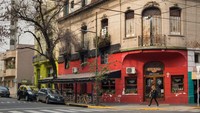 Guatemala Street di Buenos Aires menjadi rumah dari dua restoran yang dianugerahi Michelin Guide. Restoran di sini kerap kali menjajakan masakan berbasis daging yang berasal dari tradisi lokal dalam beternak dan memanggang.Berkunjung ke jalan ini, traveler akan merasakan kehangatannya. Traveler akan melihat orang-orang nongkrong di dekat jalur trem tua sambil menikmati minuman. (Conchi Martinez/Alamy/Time Outs)