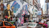 Hollywood Road adalah salah satu jalan tertua di Hong Kong. Letaknya di jalan arteri yang ramai dan telah ada sejak tahun 1844. Jalan ini telah berdiri sebelum distrik hiburan terkenal di Hong Kong. Menurut Time Out, namanya mungkin diambil dari semak-semak holly yang pernah terjajar di tepinya. Namun, sekarang banyak tempat baru yang paling keren bermunculan di kota ini. (Kumar Sriskandan/Alamy/Time Outs)