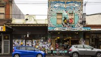 Pada urutan pertama ditempati oleh High Street yang ramai di Melbourne. Editor lokal Time Out Melbourne, Leah Glynn, memuji tempat ini karena terdapat restoran menarik, bar tersembunyi, toko butik, hingga tempat pertunjukan musik di jalan. Selain itu, kehangatan di sini disebut cukup terasa. (Josie Withers/Time Outs)