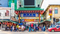 Salah satu jalan di negara tetangga Indonesia terpilih dalam daftar ini. Adalah Jalan Petaling yang merupakan satu jalan tertua di Kuala Lumpur, Malaysia. Di sini traveler akan menemui kuil tertua di ibu kota Malaysia yang bersebelahan dengan ruko-ruko kolonial yang menjadi tempat bersantap dan minum-minum. (Getty Images/undefined undefined)