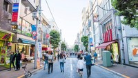 Jepang dikenal memiliki tata kota atau jalanan yang estetik dan rapih. Nah, Chazawa-dori di Tokyo adalah salah satunya. Jalan yang hanya berjarak dua pemberhentian kereta dari Shibuya ini menyajikan perpaduan ideal antara kesibukan di pusat kota dan suasana santai di lingkungan perumahan. Salah satu ikon tempat ini adalah dengan adanya gorila raksasa yang menjorok keluar dari atap toko FamilyMart. (World Discovery/Alamy/Time Outs)
