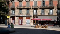 Nampaknya mencari keindahan di Barcelona tidaklah susah. Misalnya dengan singgah ke Consell de Cent. Kawasan ini dipenuhi restoran, butik, tempat nongkrong, hingga calon kecantikan. Ada juga bar, tempat makan tortilla, juga toko roti. (Paco Freire/SOPA Images/ZUMA Press, Inc./Alamy/Time Outs)
