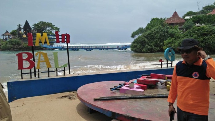 Jembatan Balekambang diterjang gelombang