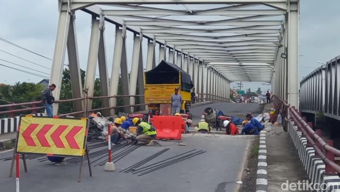 Jembatan sisi utara Sungai Comal di Pemalang, Jawa Tengah sedang diperbaiki.