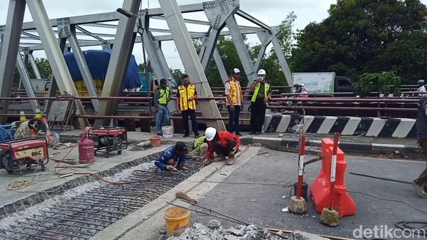 Jembatan sisi utara Sungai Comal di Pemalang, Jawa Tengah sedang diperbaiki.