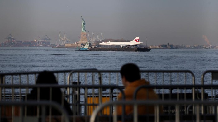 Jet Supersonik Concorde Kembali Dipulangkan ke Museum New York The Concorde supersonic jet is lifted from a barge on the Hudson River to its resting place at the Intrepid Museum in New York City, U.S., March 14, 2024. REUTERS/Brendan McDermid