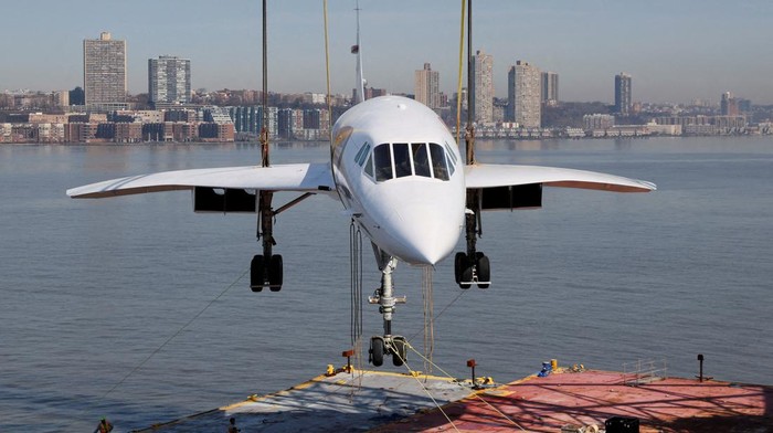 Jet Supersonik Concorde Kembali Dipulangkan ke Museum New York The Concorde supersonic jet is lifted from a barge on the Hudson River to its resting place at the Intrepid Museum in New York City, U.S., March 14, 2024. REUTERS/Brendan McDermid