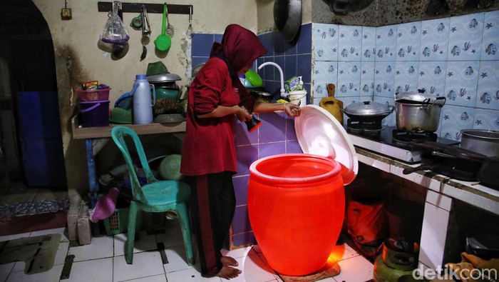 Petugas Jumantik menggelar operasi jentik nyamuk di permukiman kumuh Sunter Agung, Jakarta. Operasi ini untuk menangkal demam berdarah di permukiman kumuh tersebut.