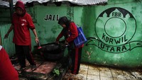 Petugas juga mengecek saluran air di permukiman kumuh tersebut.  