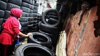 Tidak hanya penampungan air, tumpukan ban bekas juga diperiksa.   