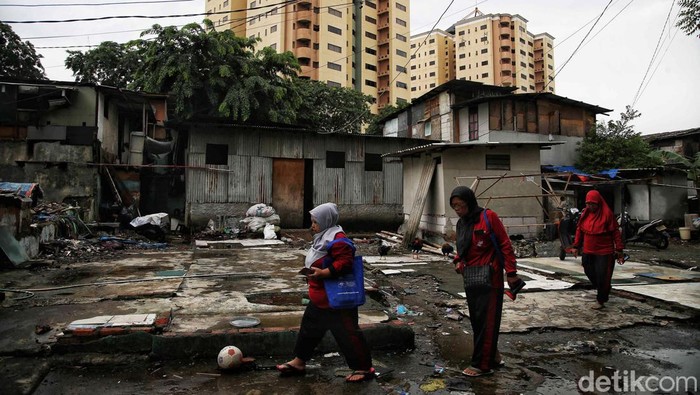 Petugas Jumantik menggelar operasi jentik nyamuk di permukiman kumuh Sunter Agung, Jakarta. Operasi ini untuk menangkal demam berdarah di permukiman kumuh tersebut.