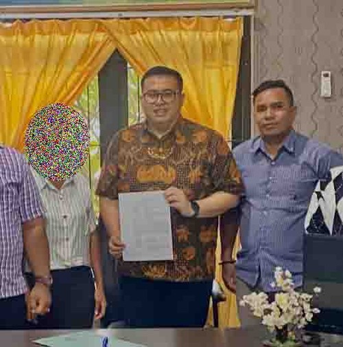 Kades Netemnanu Utara (kanan) seusai menandatangani akta perdamaian di PN Oelamasi, Kabupaten Kupang, NTT. (Istimewa/dok. Jeremia Alexander Wewo)