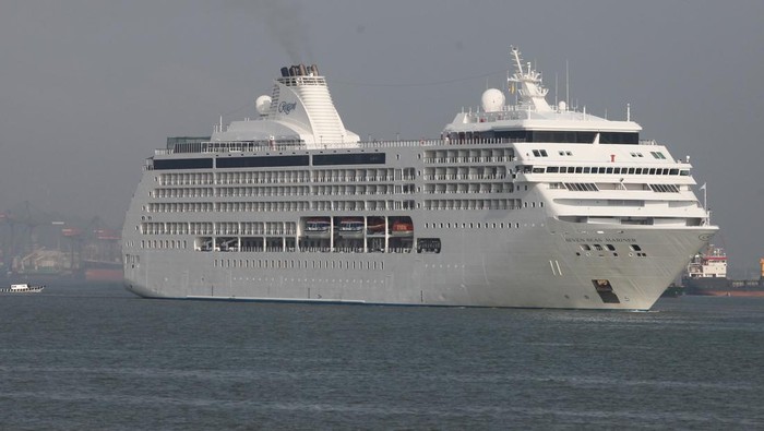 Sejumlah wisatawan mancanegara disambut kesenian reog saat turun dari kapal pesiar Seven Seas Mariner di Dermaga Jamrud Utara, Pelabuhan Tanjung Perak, Surabaya, Jawa Timur, Jumat (15/3/2024). Kapal pesiar berbendera Bahama itu mengangkut 621 wisatawan dari berbagai negara yang berkunjung ke sejumlah tempat wisata di Surabaya. ANTARA FOTO/Didik Suhartono/Spt.