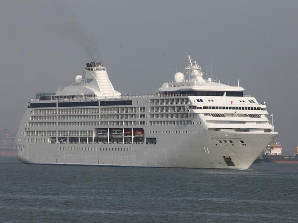 Kapal Pesiar Seven Seas Mariner Merapat ke Surabaya