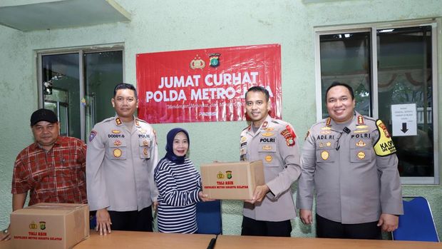 Kapolres Jaksel Serahkan Bantuan Sembako Ramadan ke Warga