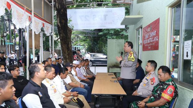 Kapolres Jaksel Serahkan Bantuan Sembako Ramadan ke Warga