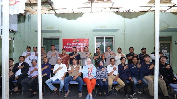 Kapolres Jaksel Serahkan Bantuan Sembako Ramadan ke Warga