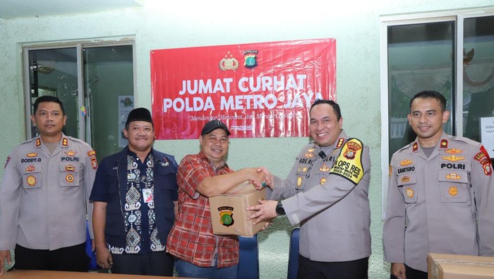 Kapolres Jaksel Serahkan Bantuan Sembako Ramadan ke Warga