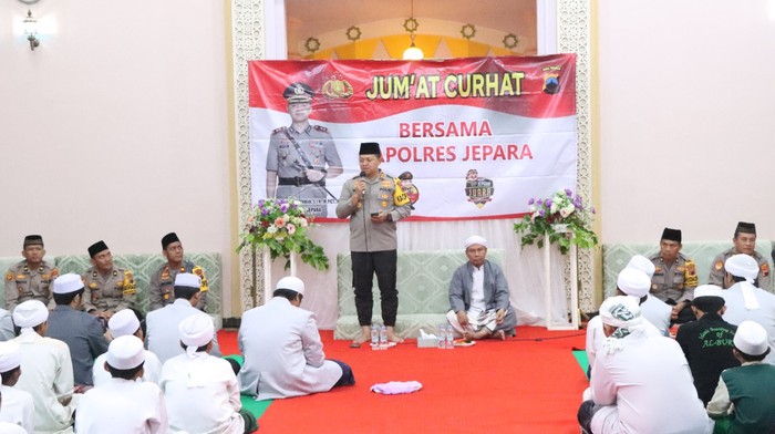 Kapolres Jepara AKBP Wahyu Nugroho Setyawan menerima keluhan warga terkait dengan petasan hingga perang sarung pada Bulan Ramadan.