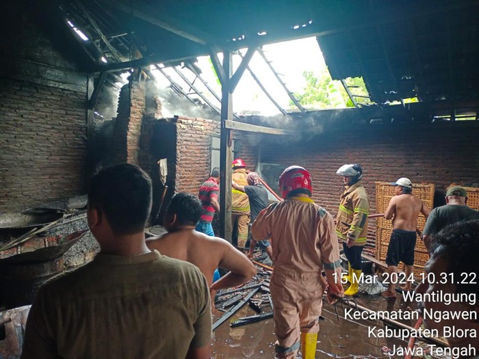 Petugas memadamkan api pabrik kerupuk di Desa Wantilgung, Blora, Jumat (15/3/2024).