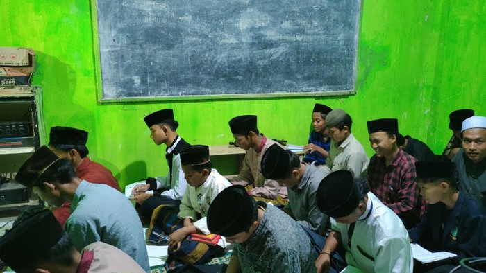 Kegiatan pengajian di Pondok Pesantren Darussalamah.