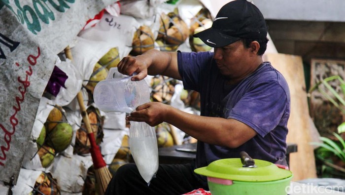 Pedagang mengupas kelapa muda di kawasan Pamulang, Tangerang Selatan, Jumat (15/3/2024). Permintaan kelapa muda tengah meningkat saat bulan Ramadan.