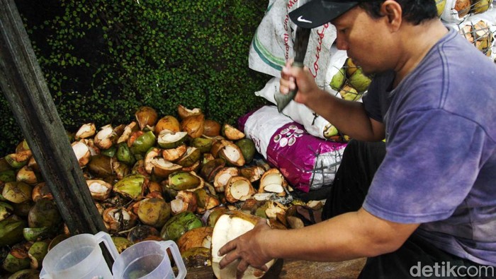 Kelapa Muda Jadi Primadona di Bulan Ramadan Pedagang mengupas kelapa muda di kawasan Pamulang, Tangerang Selatan, Jumat (15/3/2024). Permintaan kelapa muda tengah meningkat saat bulan Ramadan.