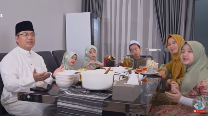 Banyak lagu religi yang dinyanyikan di bulan suci Ramadan. Salah satunya lagu Rindu Ramadhan yang dibawakan Keluarga Nahla.