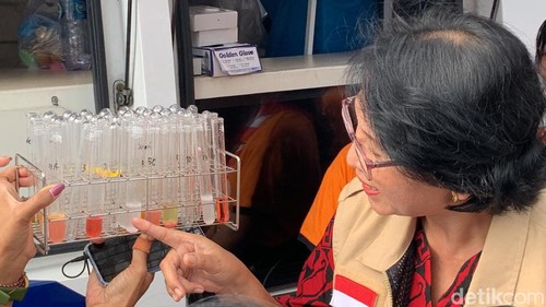 Kepala BBPOM Denpasar saat memberikan penjelasan pengujian sampel takjil di Pasar Ramadan Kampung Jawa, Jumat (15/3/2024). (Siti Muamalah)