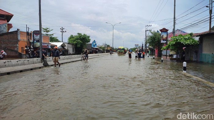 Kondisi banjir di Jalan Kaligawe Semarang, Jumat (15/3/2024) pukul 15.00 WIB.