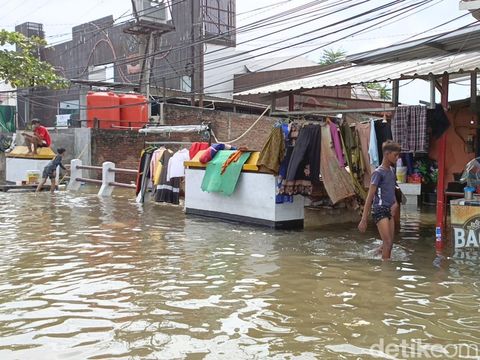 Kondisi banjir di Kelurahan Kaligawe, Kecamatan Gayamsari, Kota Semarang, Jumat (15/3/2024) siang-sore.